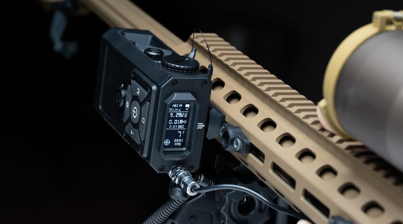 The FIRE4000 can be mounted on its side or top with a screen that switches to conveniently be visible to you the shooter